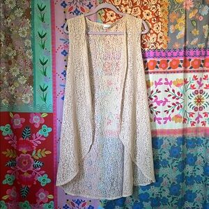 LEXINGTON AVENUE Cream Lace Sleeveless Vest